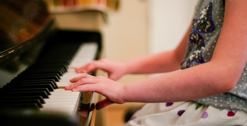 девочка играет на пианино